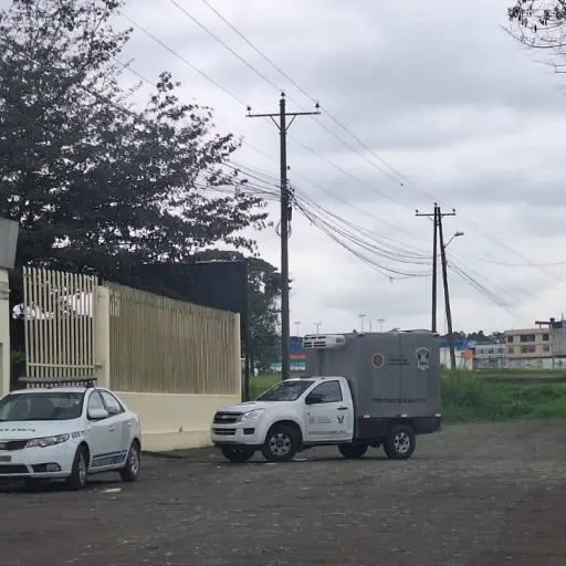 Santo Domingo: motociclista muere en la vía a Quevedo tras accidente bajo la lluvia