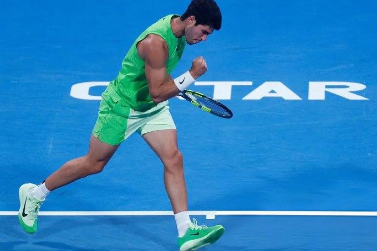 El tenista Carlos Alcaraz durante su debut en el ATP Doha, Redes