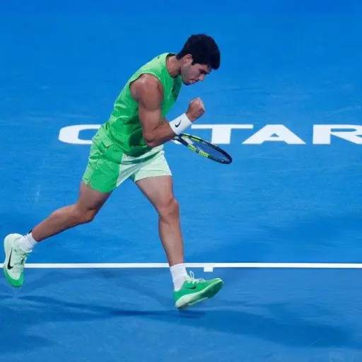 Carlos Alcaraz alcanza las 150 victorias en pista dura tras debutar con éxito en Doha