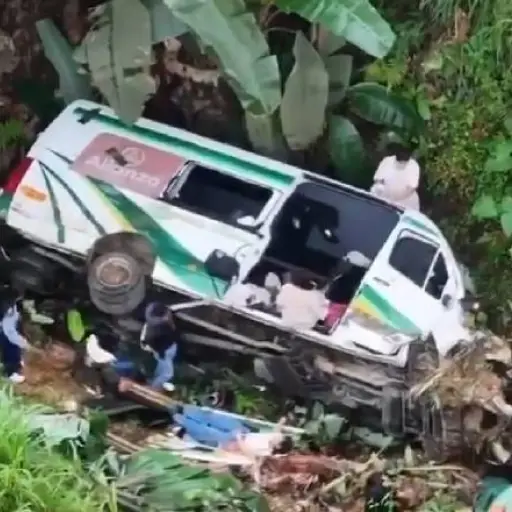 En el último día del feriado de Carnaval una buseta cayó a una quebrada en Azuay