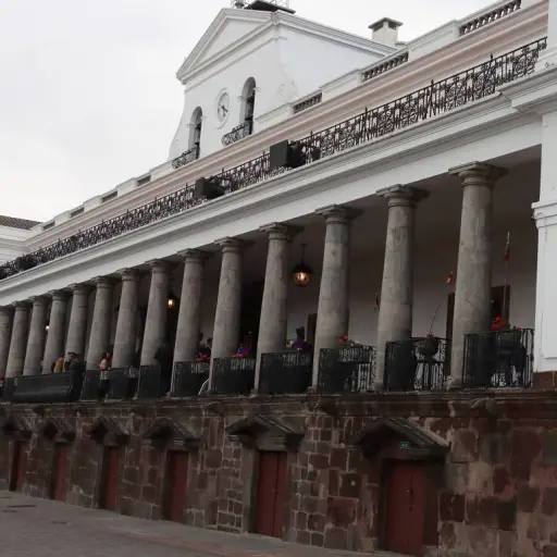 Gobierno gastaría más de  mil en la renovación de tres baños del Palacio de Carondelet