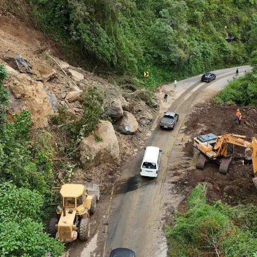 Lluvias provocan cierre en la vía Calacalí - La Independencia en el primer día de feriado