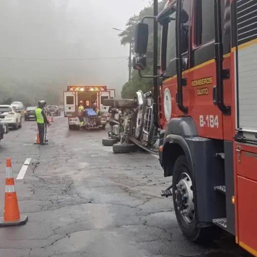 Colapsa el tránsito en la Avenida Simón Bolívar tras grave accidente con varias personas heridas
