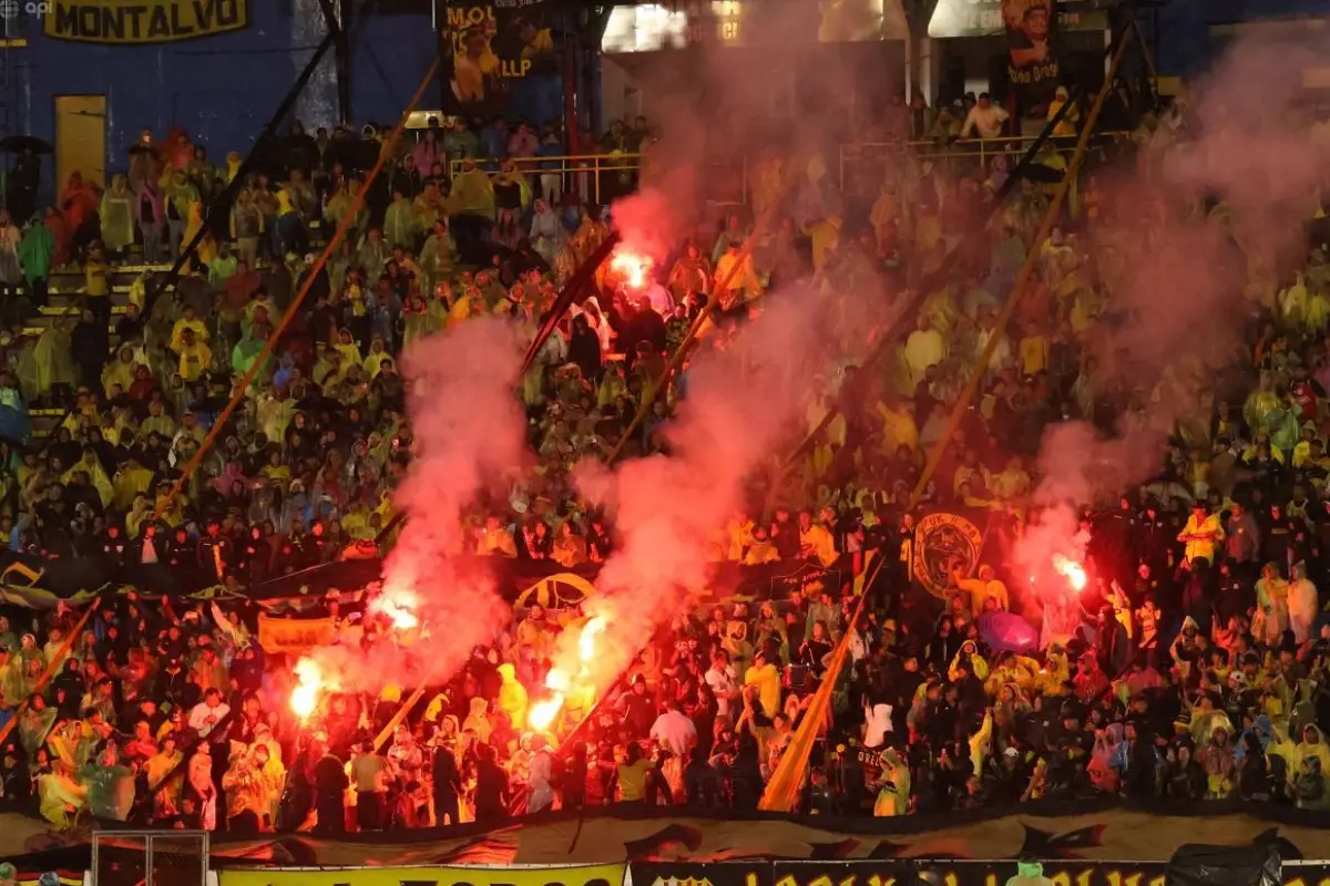 La 'Noche Amarilla' movilizó a cientos de hinchas de Barcelona SC en Quito. 