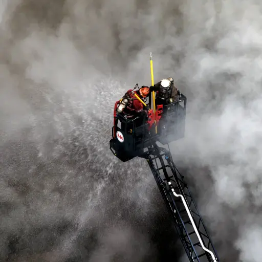 Desde lo alto: Bomberos combaten el incendio en tres locales céntricos de Guayaquil 