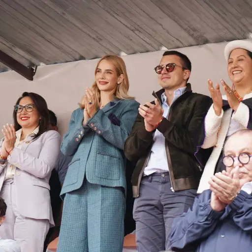 Daniel Noboa presencia el desfile de la Fiesta de las Flores y las Frutas en Ambato