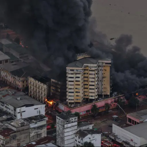 Incendio en edificio del centro de Guayaquil supera las 24 horas y mantiene amplio operativo de emergencia