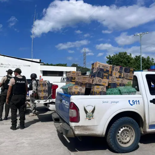 Policía decomisa licores sin registro sanitario en operativos coordinados con Aduana en Manta  