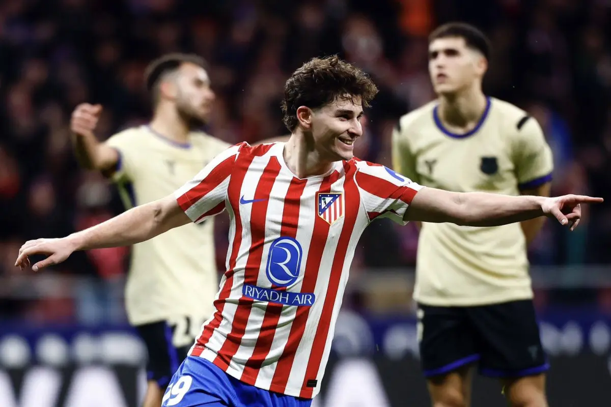 Julián Álvarez celebra uno de los goles de Atlético Madrid ante FC Barcelona.