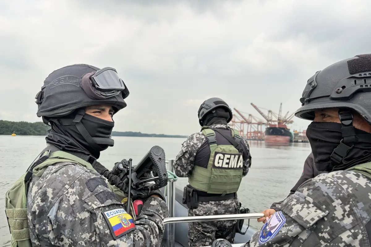 Un equipo de El Diario acompañó, este 11 de febrero, al Grupo Especial Móvil Antinarcóticos (GEMA) en un patrullaje por el Golfo de Guayaquil, la zona más completa de controlar, que es usada por las narcomafias para contaminar buques y contenedores. , Allen Panchana Macay/El Diario
