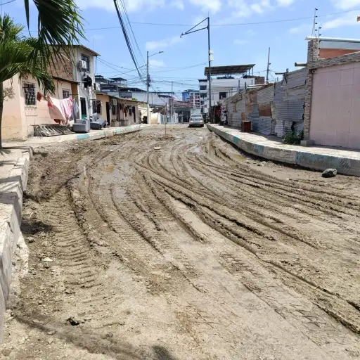 Sin máquinas ni obreros, Los Algarrobos vive entre polvo, agua empozada y frustración