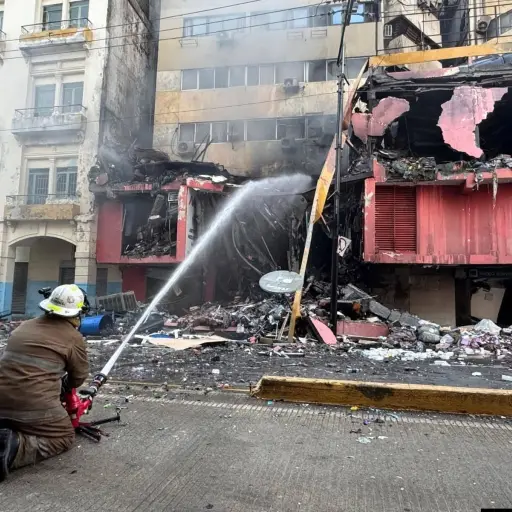 Rescate de mascotas y ayuda solidaria marcan jornada del incendio en Guayaquil