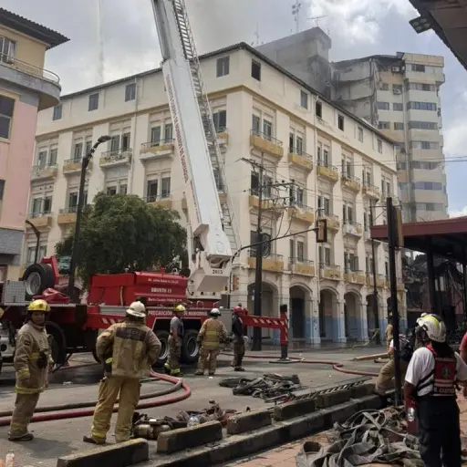 Gobierno activa bonos y ayuda social tras incendio en Multicomercio
