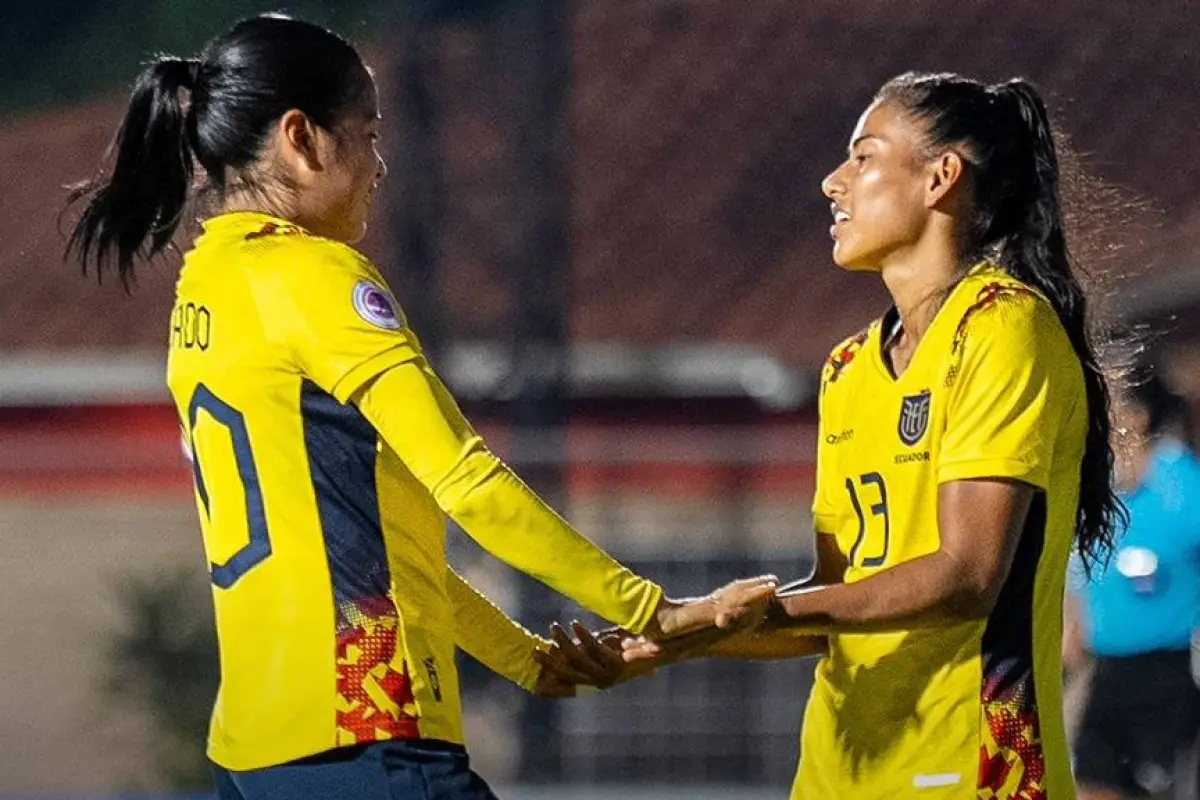 Josenka Vélez (derecha) es la goleadora de Ecuador en el Sudamericano Sub 20
