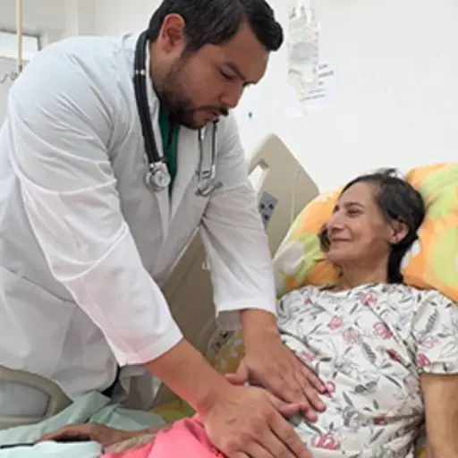Tumor gigante fue extraído a una paciente del IESS en Guayaquil; la cirugía fue de alta complejidad