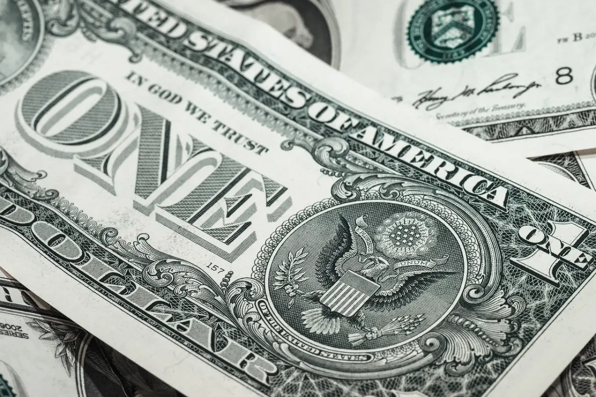 El dólar pierde valor y eso causa efectos positivos y negativos en Ecuador