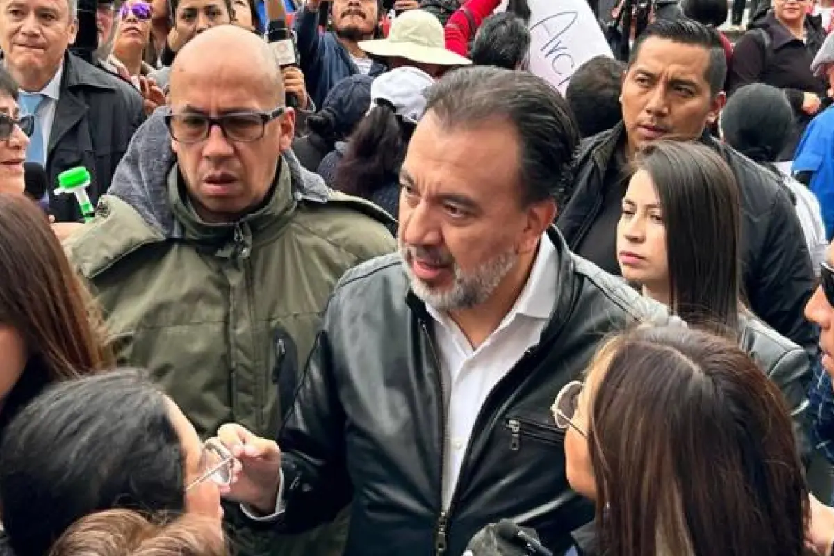  El alcalde de Quito, Pabel Muñoz (d), fue uno de los que marcharon.
