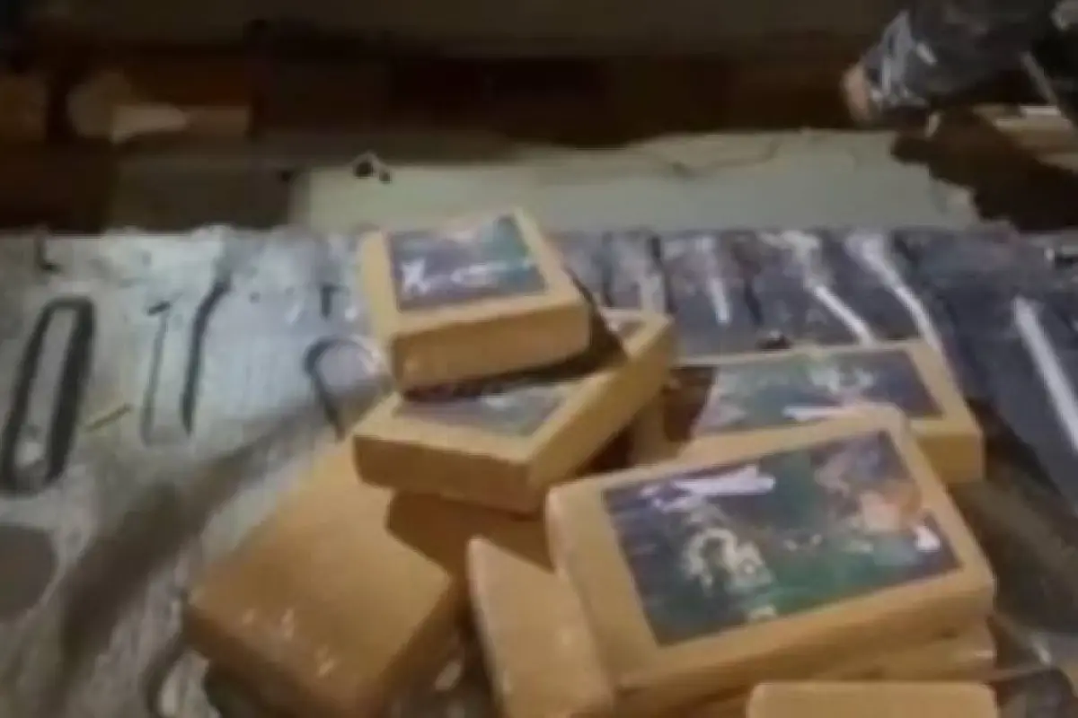 La droga estaba en paquetes tipo ladrillos en el doble fondo de un carro., Captura de video