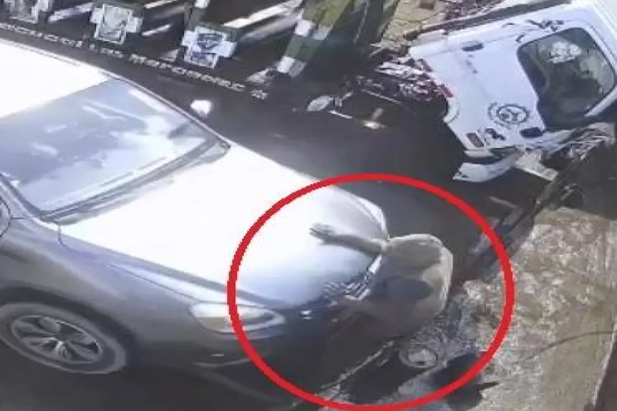 El conductor de la camioneta perdió le control del carro y embistió al trabajador., Captura de video