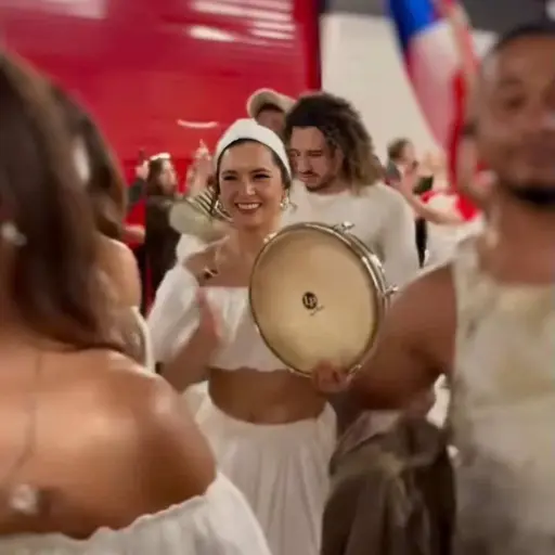 La percusionista ecuatoriana Emilia Moscoso Borja relata cómo su trayectoria la llevó al Super Bowl junto a Bad Bunny