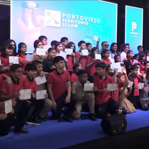 Más de 1.200 estudiantes de Portoviejo reciben certificación en capacitación tecnológica STEAM