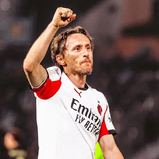 Pervis Estupiñán observó en la banca de suplente el triunfo de AC Milan ante Pisa 