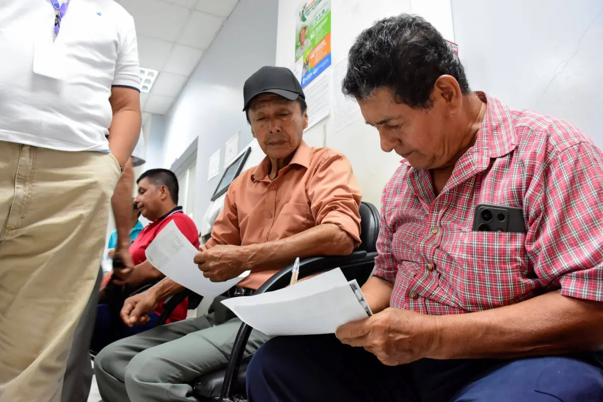 Los agricultores recibieron sus cheques, en las oficinas del MAPG, en Portoviejo., El Diario