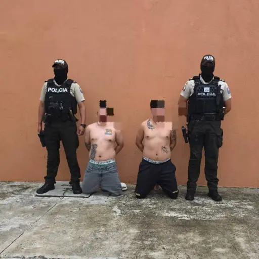 Detienen a tres personas en Manta con marihuana y 51 municiones dentro de un taxi  