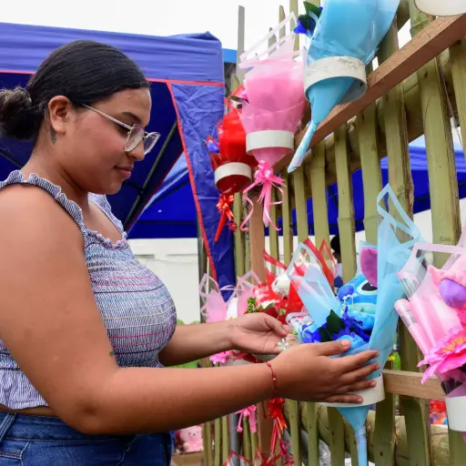 Comerciantes apuestan por regalos económicos y productos de Carnaval, en doble temporada festiva