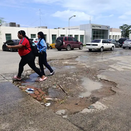 Calle 14 y Av. 32 en abandono; hueco persiste pero EP Aguas de Manta promete reposición 