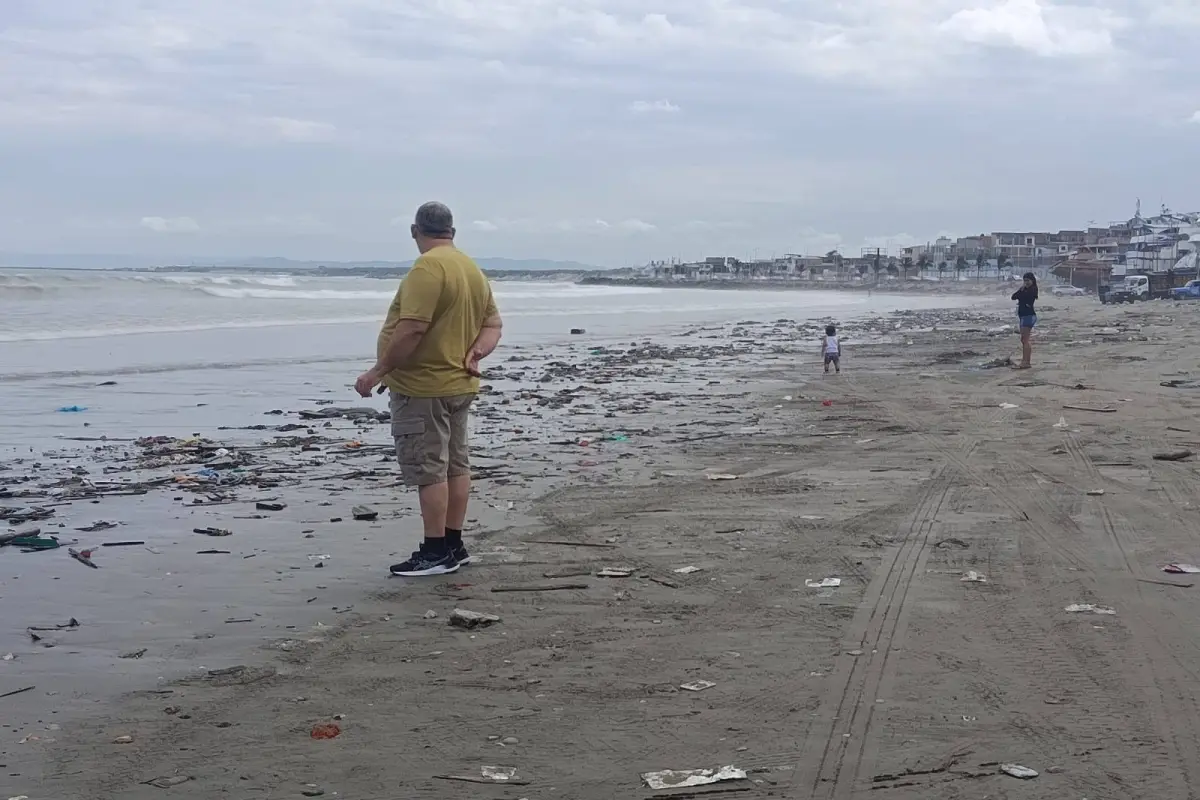 Durante la mañana de este viernes, la playa de Tarqui se vio abarrotada de basura de todo tipo., El Diario