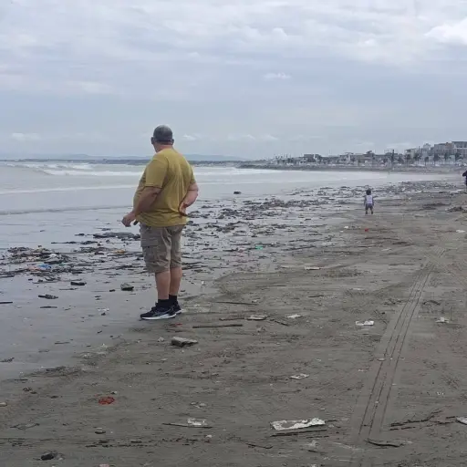 Basura sigue afectando a la playa de Tarqui; municipio volvió a limpiar el espacio con apoyo de la FAE