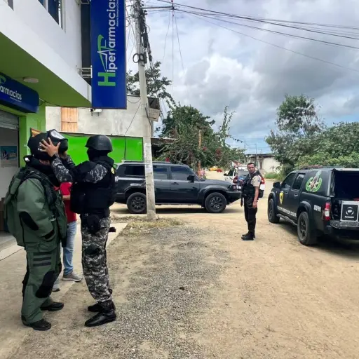 Personal del GIR destruyó un taco de dinamita dejado en una tienda de Montecristi