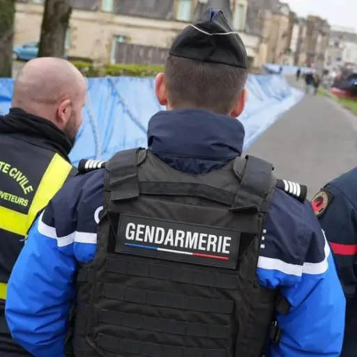 Hallan los cuerpos de dos bebés en un congelador en Francia; hay dos detenidos