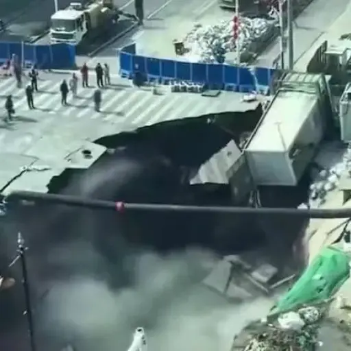 Calle colapsa en Shanghái por socavón durante construcción de estación del metro