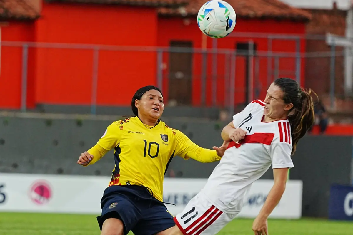 Mary Guerra, autora del primer gol de Ecuador, disputa un balón con la peruana María Espejo