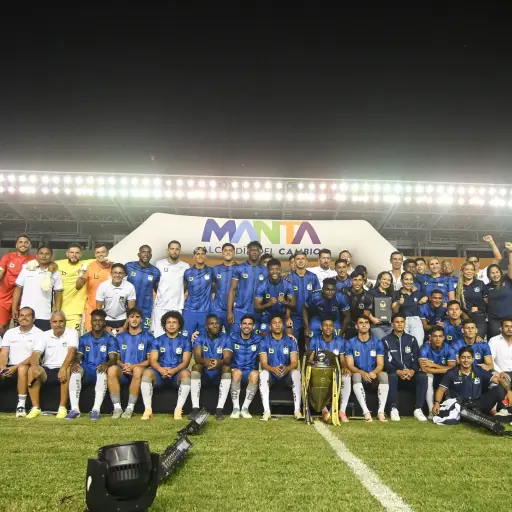 Delfín presentó su plantilla 2026 y venció 1-0 a Liga de Portoviejo en la Noche Cetácea