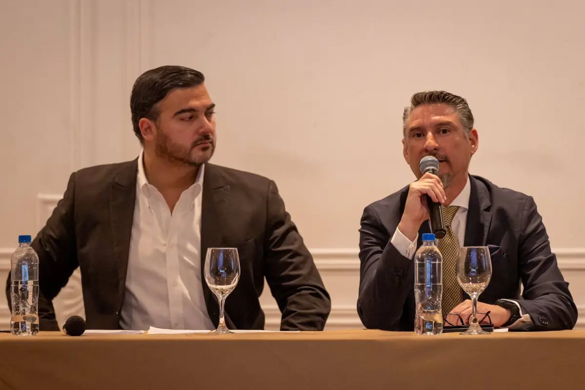 Miguel Montalvo (d) asume temporalmente la presidencia tras la detención de Alvarez (i)., Redes sociales