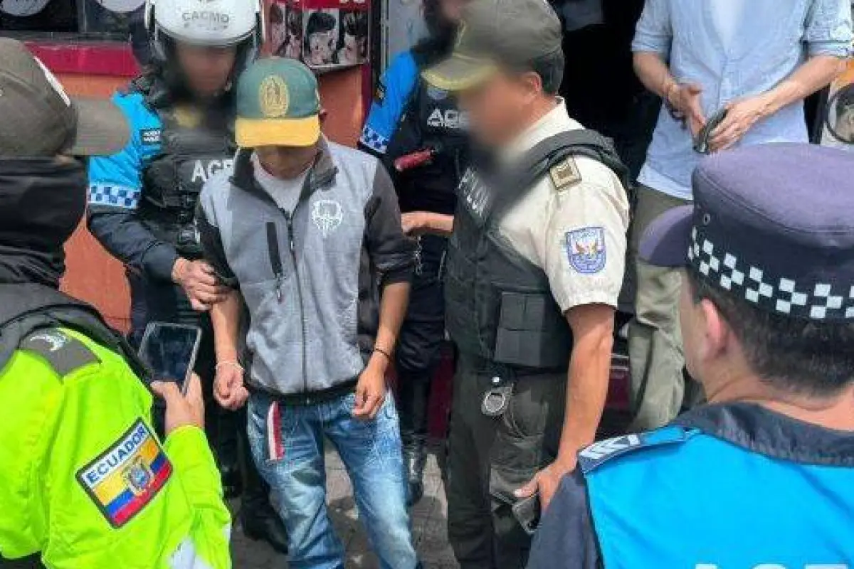 Los agentes de control en el operativo., Quito Informa