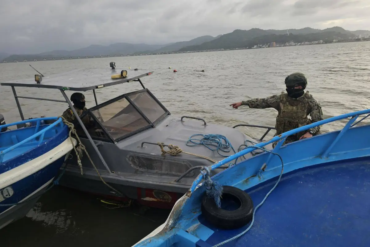 Efectivos de la Armada ejecutando controles en Sucre., Armada del Ecuador