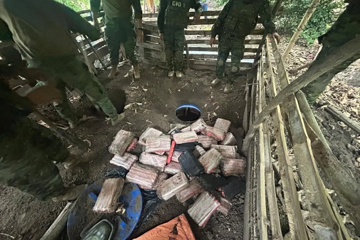 Los militares siguen rastreando la zona en busca de más explosivos, armas y drogas., Cortesía