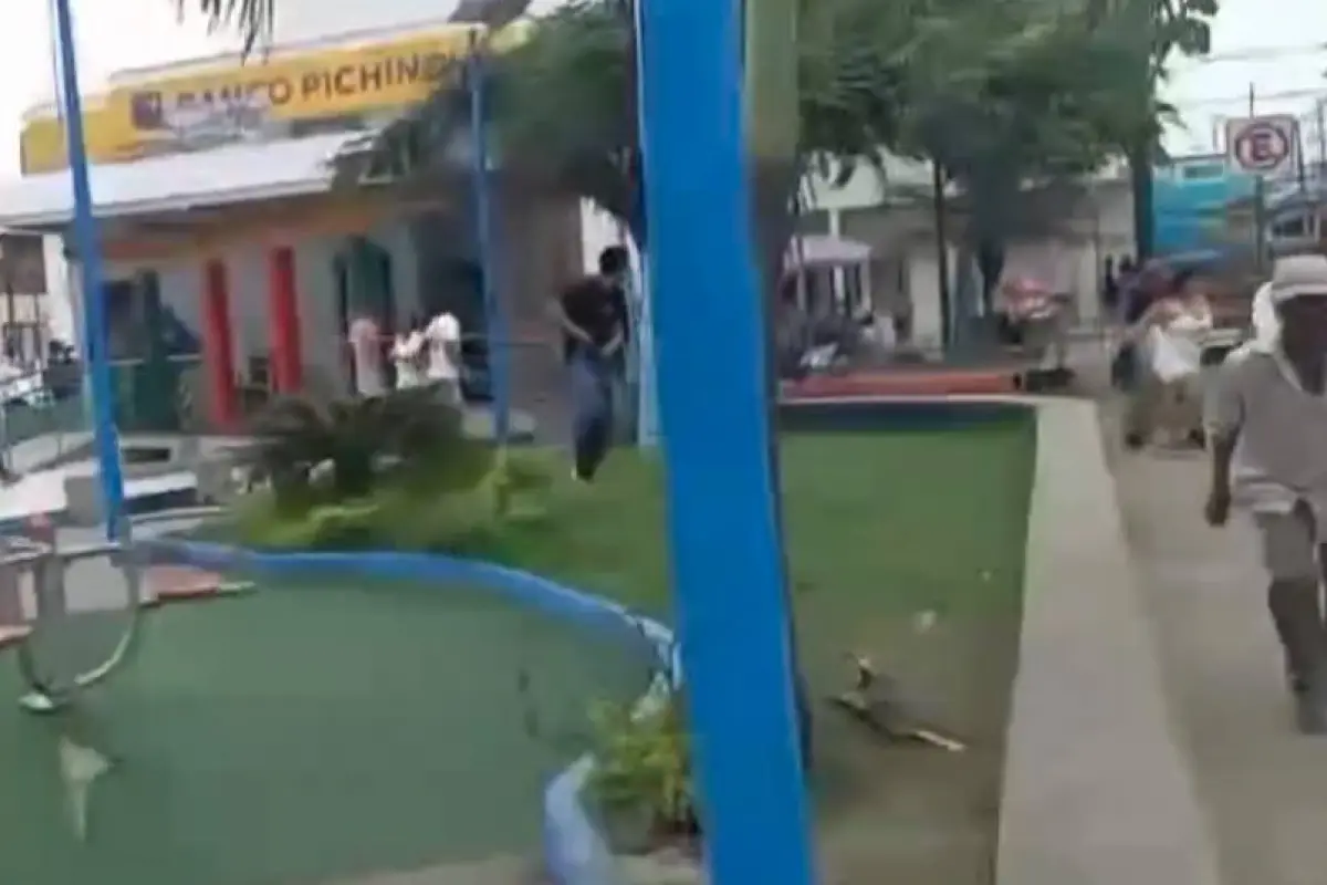 Momentos del enfrentamiento armado en Atacames., Captura video.