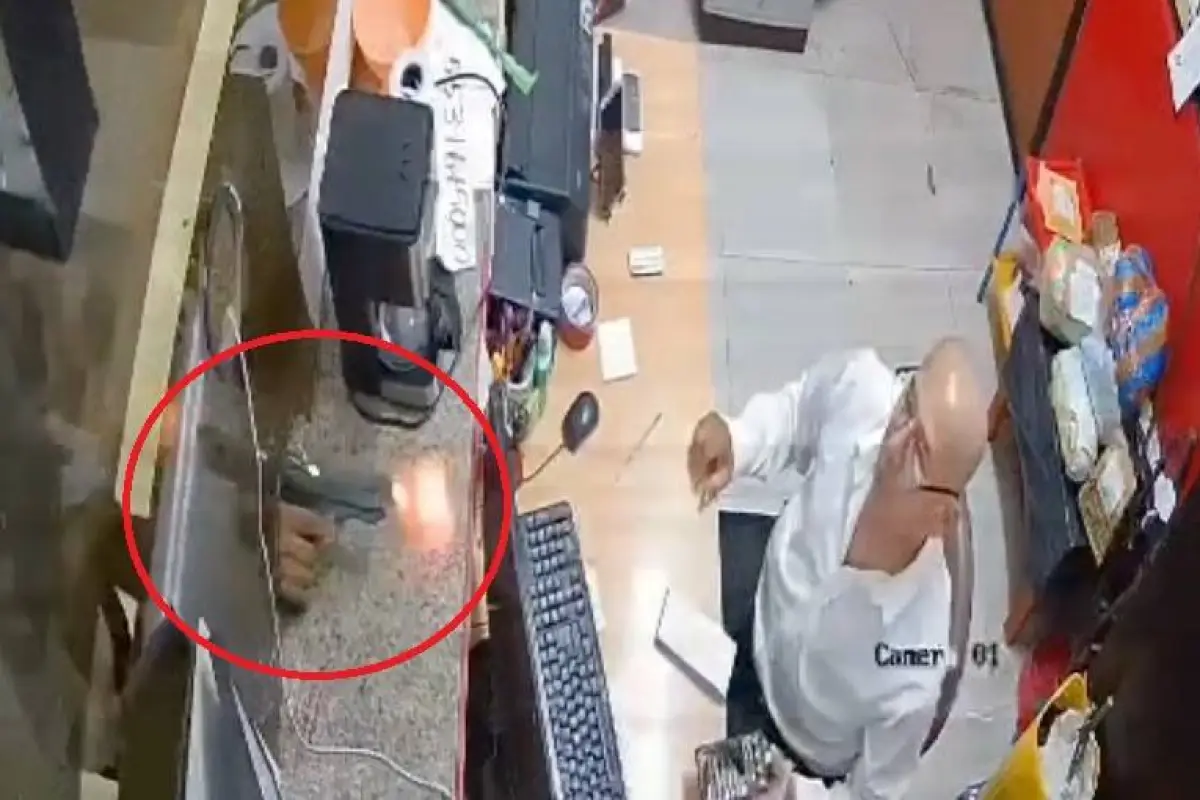 El sicario introdujo el arma por la ventanilla para dispararle al empleado. , Captura de video