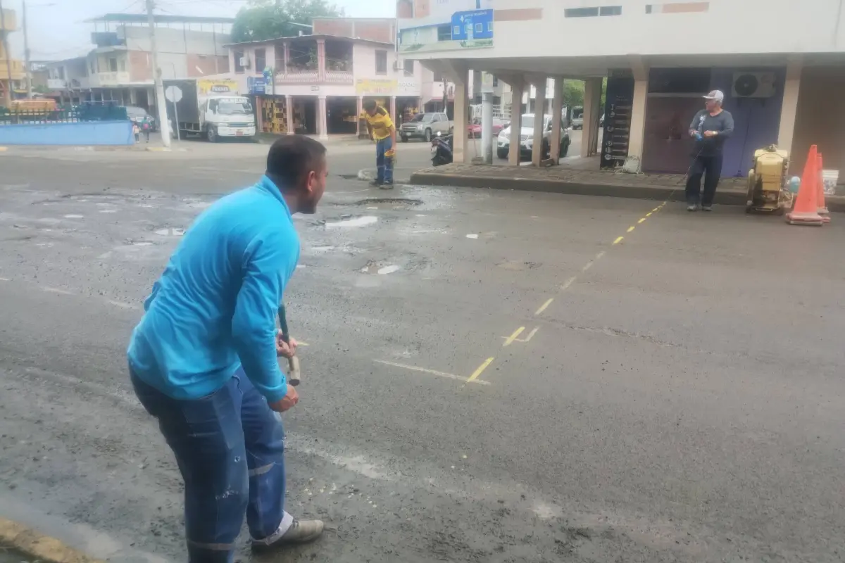 Obreros del Municipio de Santa Ana marcando el área a intervenir, Miguel Cedeño
