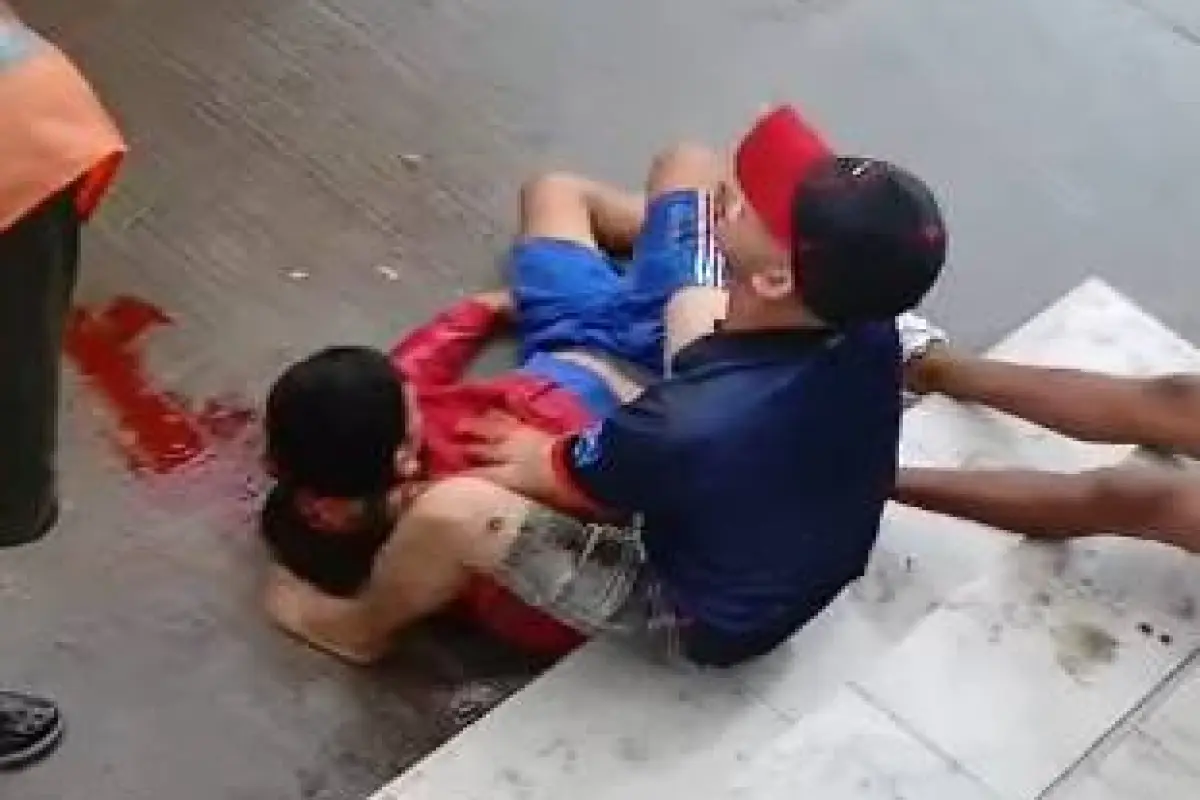 El ataque contra dos comerciantes informales sucedió en plena vía pública. , Captura de video