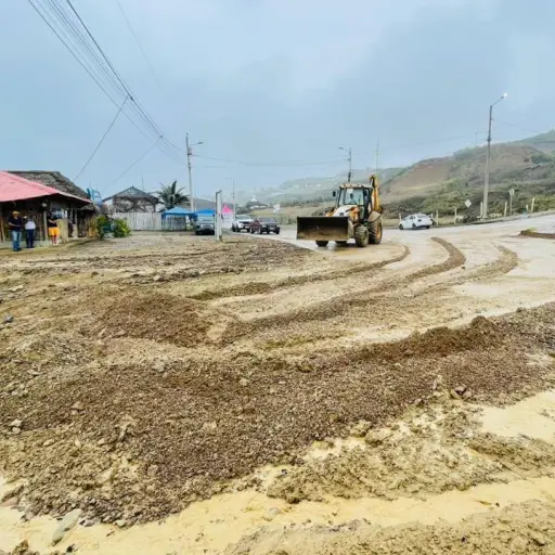 Lluvia de este martes taponó vía a Santa Marianita y en el centro de Manta hubo acumulación de agua
