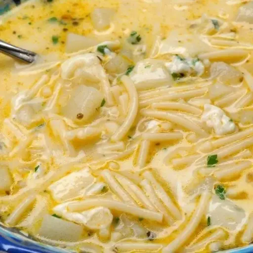 Así se prepara la sopa de fideo con queso que se sirve en hogares de Ecuador