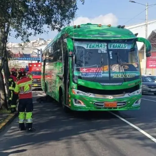 Una mujer falleció tras ser arrollada por bus interparroquial en el norte de Quito