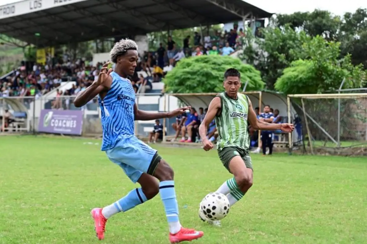 Liga de Portoviejo jugando un partido amistoso contra el Manta en la pretemporada 2026