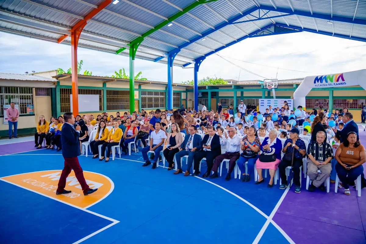 La escuela Batalla de Carabobo ya cuenta con techado digno., El Diario